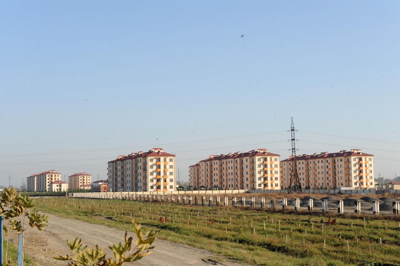 Yevlax rayonunda yaşayış binaları